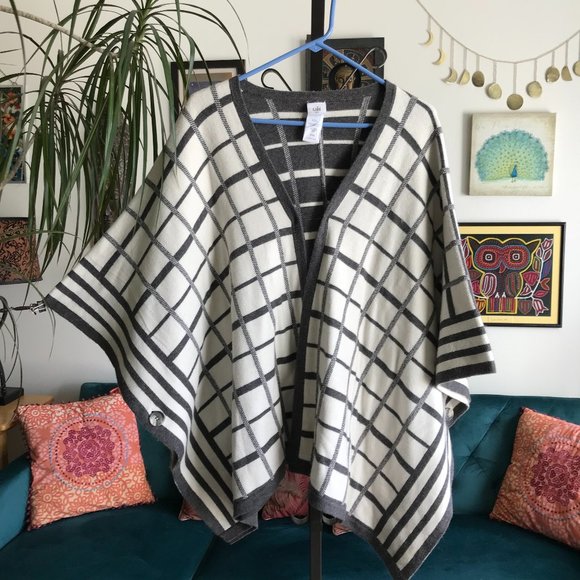 cabi Sweaters - CAbi size M / L Gray & Cream Windowpane Plaid Reversible Tower Wrap Poncho